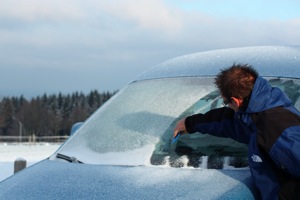 Auto vom Schnee befreien.